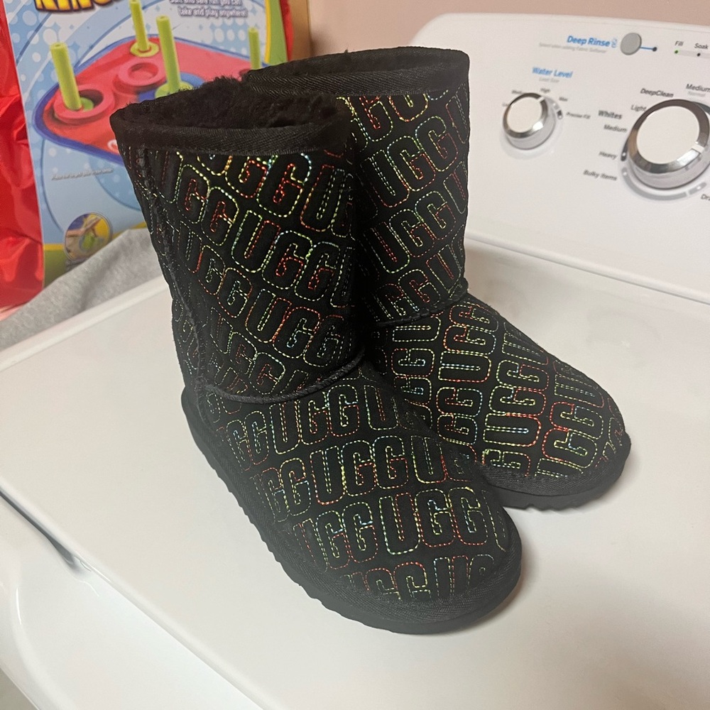 UGG Kids' Classic II Graphic Stitch Boots: Black Youth 1 New No Box